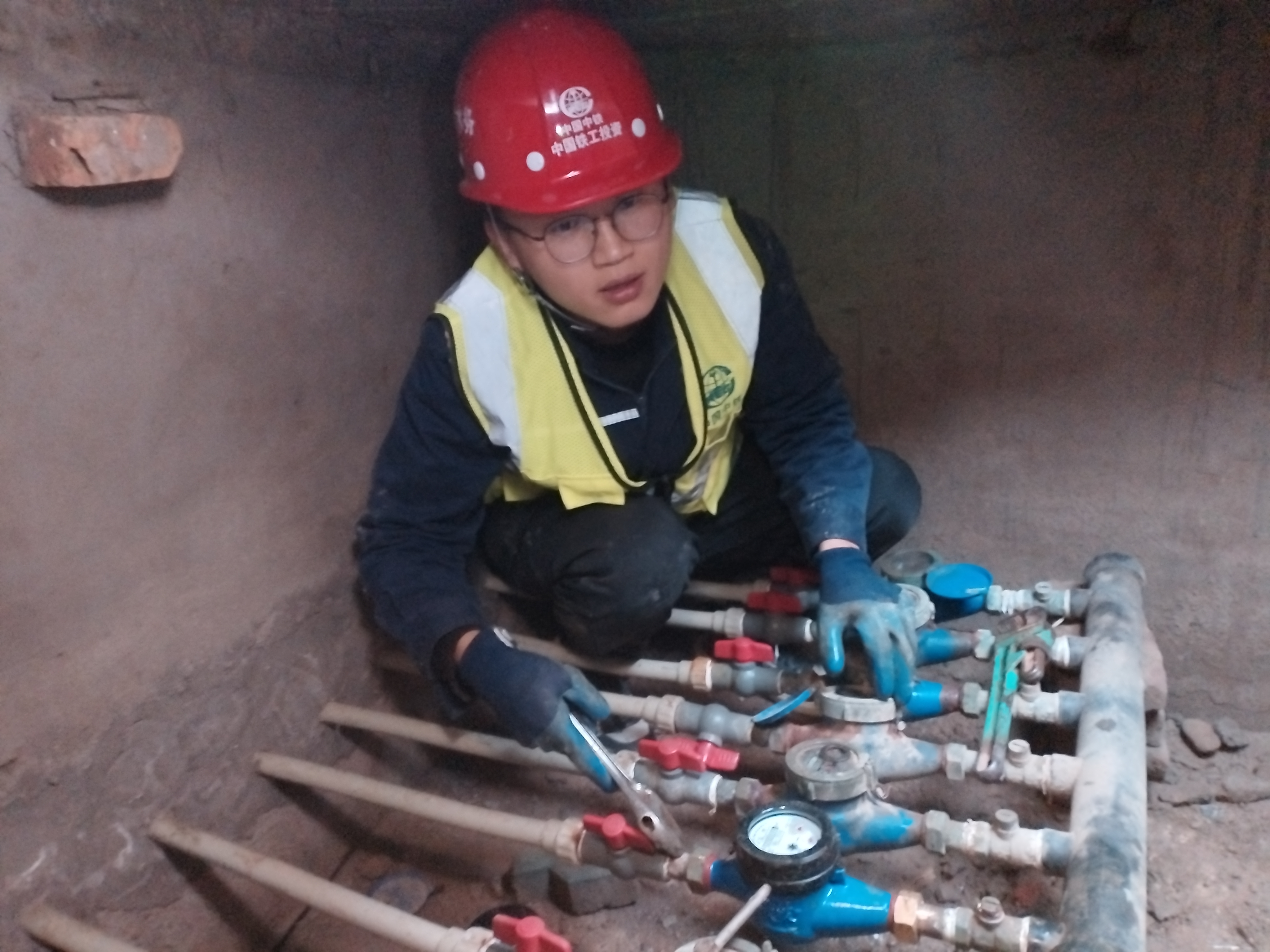 給用戶免費(fèi)更換故障水表.jpg 給用戶免費(fèi)更換故障水表.jpg